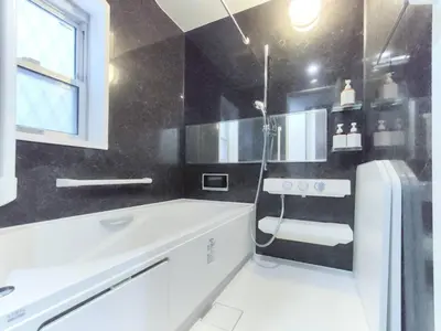 a black and white bathroom with a tub and a sink at \u6c60\u888b\u72ec\u7acb3\u5c42\u522b\u5885 5\u5ba41\u53851\u6d74\u5ba42\u536b\u751f\u95f4 \u6700\u592712\u4eba \u94f6\u5ea7\u65b0\u5bbf\u6d89\u8c37\u4e0a\u91ce\u4e1c\u4eac\u76f4\u901a in Tokyo