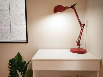 a red desk lamp sitting on top of a white table at \u6c60\u888b\u72ec\u7acb3\u5c42\u522b\u5885 5\u5ba41\u53851\u6d74\u5ba42\u536b\u751f\u95f4 \u6700\u592712\u4eba \u94f6\u5ea7\u65b0\u5bbf\u6d89\u8c37\u4e0a\u91ce\u4e1c\u4eac\u76f4\u901a in Tokyo