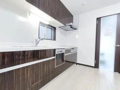 a kitchen with a sink and a mirror at \u6c60\u888b\u72ec\u7acb3\u5c42\u522b\u5885 5\u5ba41\u53851\u6d74\u5ba42\u536b\u751f\u95f4 \u6700\u592712\u4eba \u94f6\u5ea7\u65b0\u5bbf\u6d89\u8c37\u4e0a\u91ce\u4e1c\u4eac\u76f4\u901a in Tokyo