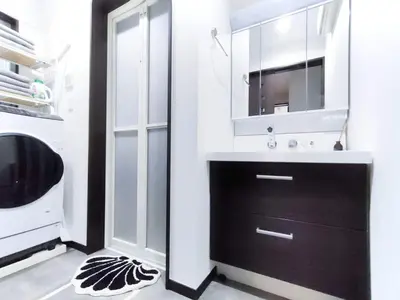 a bathroom with a sink and a mirror at \u6c60\u888b\u72ec\u7acb3\u5c42\u522b\u5885 5\u5ba41\u53851\u6d74\u5ba42\u536b\u751f\u95f4 \u6700\u592712\u4eba \u94f6\u5ea7\u65b0\u5bbf\u6d89\u8c37\u4e0a\u91ce\u4e1c\u4eac\u76f4\u901a in Tokyo