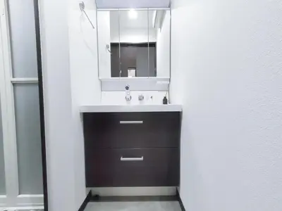 a bathroom with a sink and a mirror at \u6c60\u888b\u72ec\u7acb3\u5c42\u522b\u5885 5\u5ba41\u53851\u6d74\u5ba42\u536b\u751f\u95f4 \u6700\u592712\u4eba \u94f6\u5ea7\u65b0\u5bbf\u6d89\u8c37\u4e0a\u91ce\u4e1c\u4eac\u76f4\u901a in Tokyo