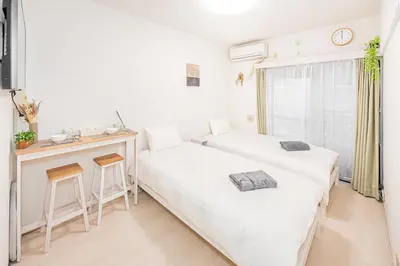 two beds in a room with a desk and a window at \u65b0\u5bbf\u533a\u65b0\u5927\u4e45\u4fdd\u7ad93\u5206\u949f\u7d27\u90bb\u97e9\u56fd\u8857#3 in Tokyo