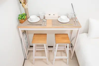 a small table with two chairs and a bed at \u65b0\u5bbf\u533a\u65b0\u5927\u4e45\u4fdd\u7ad93\u5206\u949f\u7d27\u90bb\u97e9\u56fd\u8857#3 in Tokyo