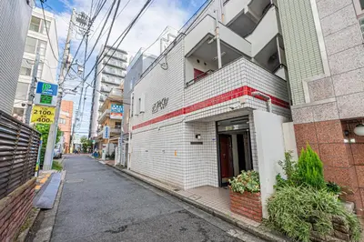 a white building on the side of a street at \u65b0\u5bbf\u533a\u65b0\u5927\u4e45\u4fdd\u7ad93\u5206\u949f\u7d27\u90bb\u97e9\u56fd\u8857#3 in Tokyo