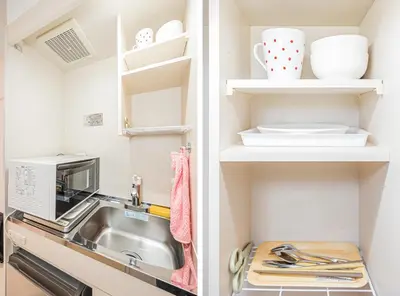 a kitchen with a sink and a microwave at \u65b0\u5bbf\u533a\u65b0\u5927\u4e45\u4fdd\u7ad93\u5206\u949f\u7d27\u90bb\u97e9\u56fd\u8857#3 in Tokyo