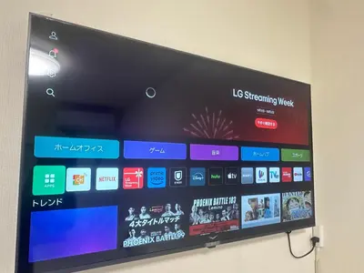 a flat screen tv hanging on a wall at \u65b0\u5bbf\u533a\u65b0\u5927\u4e45\u4fdd\u7ad93\u5206\u949f\u7d27\u90bb\u97e9\u56fd\u8857#3 in Tokyo