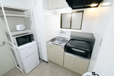 a small kitchen with a sink and a stove at \u30b3\u30fc\u30dd\u3071\u3071\u3069\u308c103 in Tokyo