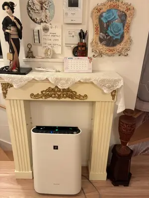a table with a trash can under it at \u30c7\u30a3\u30a2\u30d8\u30c3\u30c9\u897f\u4e00\u4e4b\u6c5f in Tokyo