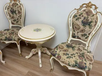 two chairs and a table and a table and chairs at \u30c7\u30a3\u30a2\u30d8\u30c3\u30c9\u897f\u4e00\u4e4b\u6c5f in Tokyo