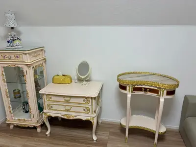 a dressing table and a stool next to a mirror at \u30c7\u30a3\u30a2\u30d8\u30c3\u30c9\u897f\u4e00\u4e4b\u6c5f in Tokyo