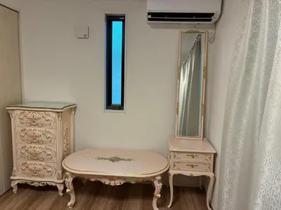 a dressing room with a dresser and a mirror at \u30c7\u30a3\u30a2\u30d8\u30c3\u30c9\u897f\u4e00\u4e4b\u6c5f in Tokyo