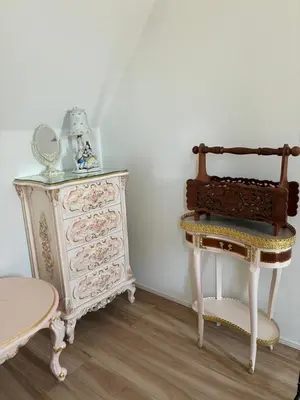 a dressing table and a chair next to a dresser at \u30c7\u30a3\u30a2\u30d8\u30c3\u30c9\u897f\u4e00\u4e4b\u6c5f in Tokyo