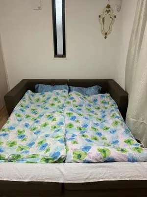 a bed with a comforter on it in a bedroom at \u30c7\u30a3\u30a2\u30d8\u30c3\u30c9\u897f\u4e00\u4e4b\u6c5f in Tokyo