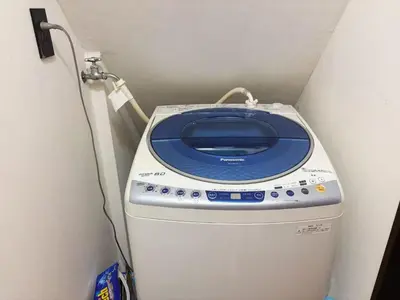 a washing machine with a blue top sitting in a room at \u82b1\u4e43\u90f7 \u7530\u7aefab in Tokyo
