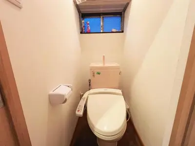 a small bathroom with a toilet with a window at \u82b1\u4e43\u90f7 \u7530\u7aefab in Tokyo