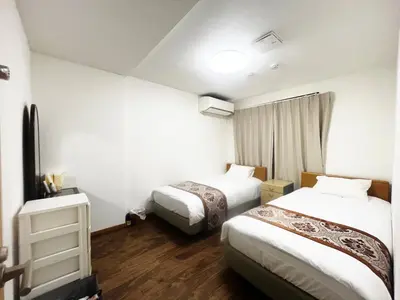 a hotel room with two beds and a window at \u82b1\u4e43\u90f7 \u7530\u7aefab in Tokyo