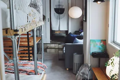 a room with a bunk bed and a couch at \u30ef\u30f3\u30d5\u30ed\u30a2\u8cb8\u5207\u30c7\u30b6\u30a4\u30ca\u30fc\u30ba\u30eb\u30fc\u30e0 \u65b0\u5bbf\u307e\u306710\u5206 in Tokyo