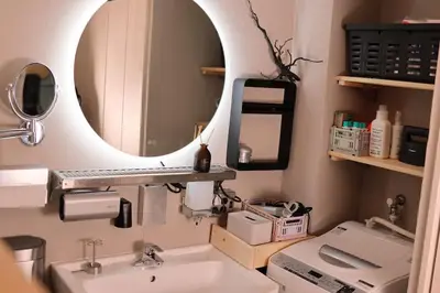 a bathroom with a sink and a mirror at \u30ef\u30f3\u30d5\u30ed\u30a2\u8cb8\u5207\u30c7\u30b6\u30a4\u30ca\u30fc\u30ba\u30eb\u30fc\u30e0 \u65b0\u5bbf\u307e\u306710\u5206 in Tokyo