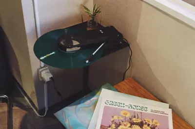 a green table with a phone and a book at \u30ef\u30f3\u30d5\u30ed\u30a2\u8cb8\u5207\u30c7\u30b6\u30a4\u30ca\u30fc\u30ba\u30eb\u30fc\u30e0 \u65b0\u5bbf\u307e\u306710\u5206 in Tokyo
