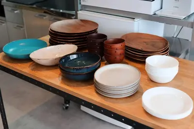 a bunch of plates and bowls on a table at \u30ef\u30f3\u30d5\u30ed\u30a2\u8cb8\u5207\u30c7\u30b6\u30a4\u30ca\u30fc\u30ba\u30eb\u30fc\u30e0 \u65b0\u5bbf\u307e\u306710\u5206 in Tokyo