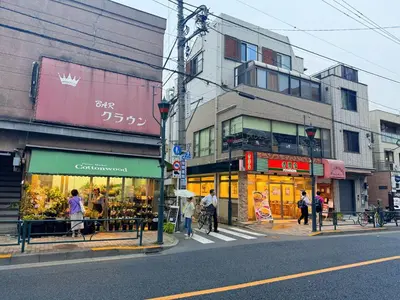 a group of people walking on a city street at LoveTokyo Easy Access Nezu Sunset House \u6839\u6d25\u99c5\u5f92\u6b691\u5206 \u30a8\u30ec\u30d9\u30fc\u30bf\u30fc \u4e0a\u91ce \u8c37\u4e2d\u9280\u5ea7 \u6839\u6d25\u795e\u793e \u6771\u4eac\u5927\u5b66 \u65b0\u5bbf \u6e0b\u8c37 \u9280\u5ea7 \u7bc9\u5730 \u539f\u5bbf\u8fd1\u3044 in Tokyo