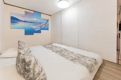 a bedroom with a white bed and a large window at Family House \u857e \u6c60\u888b\u5f92\u6b65\u5708\u5168\u65b0\u88c5\u4fee\u65e5\u5f0f\u6237\u5efa\u6c11\u5bbf in Tokyo