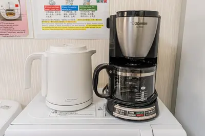 a blender sitting on top of a refrigerator at Family House \u857e \u6c60\u888b\u5f92\u6b65\u5708\u5168\u65b0\u88c5\u4fee\u65e5\u5f0f\u6237\u5efa\u6c11\u5bbf in Tokyo