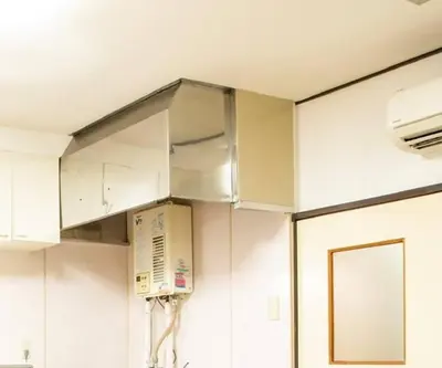 a kitchen with white cabinets and a microwave at \u6cca\u9732Hakuro 3\u968e in Tokyo