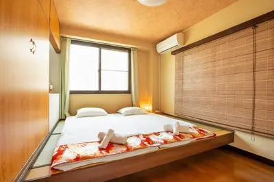 a large bed in a room with a window at \u6cca\u9732Hakuro 3\u968e in Tokyo