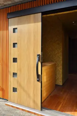 a wooden door with a handle in a building at \u6cca\u9732Hakuro 3\u968e in Tokyo