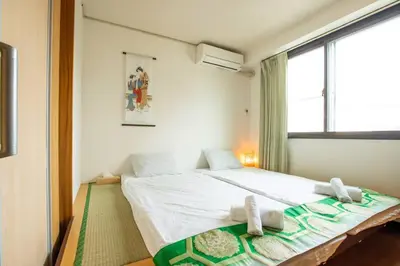 a bedroom with a large bed with a window at \u6cca\u9732Hakuro 3\u968e in Tokyo