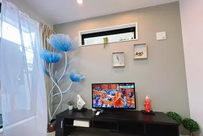a living room with a tv and blue balloons at \u6771\u4eac\u30b9\u30ab\u30a4\u30c4\u30ea\u30fc\u30cf\u30a6\u30b9JoY in Tokyo