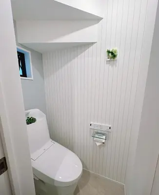 a bathroom with a white toilet and a white wall at \u6771\u4eac\u30b9\u30ab\u30a4\u30c4\u30ea\u30fc\u30cf\u30a6\u30b9JoY in Tokyo