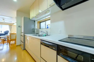 a kitchen with a sink and a stove top oven at Beyond Comfort \u65b0\u5bbf\u5927\u4e45\u4fdd - \u6700\u592710\u540d\u3067\u3086\u3063\u305f\u308a\u6ede\u5728 in Tokyo