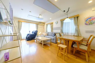 a living room with a table and a couch at Beyond Comfort \u65b0\u5bbf\u5927\u4e45\u4fdd - \u6700\u592710\u540d\u3067\u3086\u3063\u305f\u308a\u6ede\u5728 in Tokyo