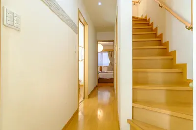 a staircase in a house with wooden floors at Beyond Comfort \u65b0\u5bbf\u5927\u4e45\u4fdd - \u6700\u592710\u540d\u3067\u3086\u3063\u305f\u308a\u6ede\u5728 in Tokyo