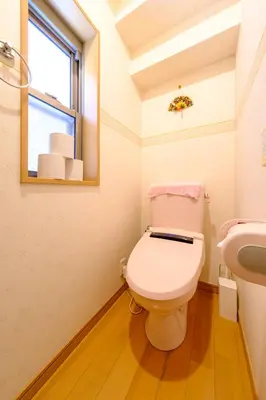 a bathroom with a toilet and a sink at Beyond Comfort \u65b0\u5bbf\u5927\u4e45\u4fdd - \u6700\u592710\u540d\u3067\u3086\u3063\u305f\u308a\u6ede\u5728 in Tokyo