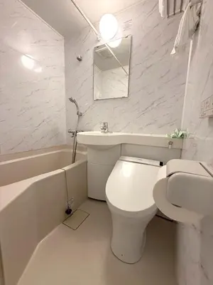 a white bathroom with a toilet and a tub and a sink at NEW fukuhana\u6771\u65b0\u5bbf in Tokyo