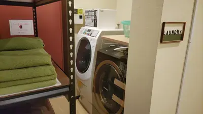 a laundry room with a washing machine in a room at \u65e5\u672c\u30ef\u30a4\u30f3\u30d0\u30c3\u30af\u30d1\u30c3\u30ab\u30fc\u30ba in Tokyo