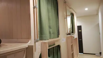 a bathroom with a green shower curtain and a window at \u65e5\u672c\u30ef\u30a4\u30f3\u30d0\u30c3\u30af\u30d1\u30c3\u30ab\u30fc\u30ba in Tokyo