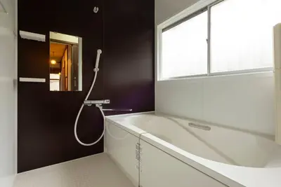 a bathroom with a white tub and a window at \u4e00\u68df\u8cb8\u3057\u5e83\u3005115\u5e73\u7c73 \u8cb4\u9802\u5e9c\u90b8 \u5927\u8c37\u7530 KICYO HOUSE No1 in Tokyo
