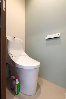 a bathroom with a white toilet in a room at \u4e00\u68df\u8cb8\u3057\u5e83\u3005115\u5e73\u7c73 \u8cb4\u9802\u5e9c\u90b8 \u5927\u8c37\u7530 KICYO HOUSE No1 in Tokyo