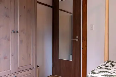 a bedroom with a closet and a wooden door at \u4e00\u68df\u8cb8\u3057\u5e83\u3005115\u5e73\u7c73 \u8cb4\u9802\u5e9c\u90b8 \u5927\u8c37\u7530 KICYO HOUSE No1 in Tokyo