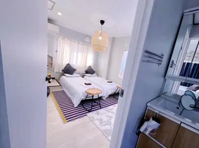 a bedroom with a bed and a table in a room at \u4e00\u68df\u8cb8\u3057\u5e83\u300570\u5e73\u7c73 \u8cb4\u9802\u5e9c\u90b8 \u897f\u65b0\u4e95 KICYO HOUSE No2 in Tokyo