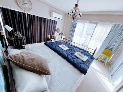 a bedroom with a large bed and a large window at \u4e00\u68df\u8cb8\u3057\u5e83\u300570\u5e73\u7c73 \u8cb4\u9802\u5e9c\u90b8 \u897f\u65b0\u4e95 KICYO HOUSE No2 in Tokyo