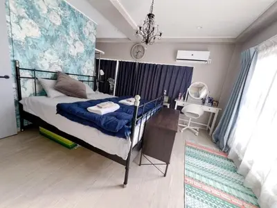 a bedroom with a bed with a blue blanket at \u4e00\u68df\u8cb8\u3057\u5e83\u300570\u5e73\u7c73 \u8cb4\u9802\u5e9c\u90b8 \u897f\u65b0\u4e95 KICYO HOUSE No2 in Tokyo