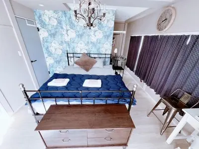 a bedroom with a bed and a chandelier at \u4e00\u68df\u8cb8\u3057\u5e83\u300570\u5e73\u7c73 \u8cb4\u9802\u5e9c\u90b8 \u897f\u65b0\u4e95 KICYO HOUSE No2 in Tokyo