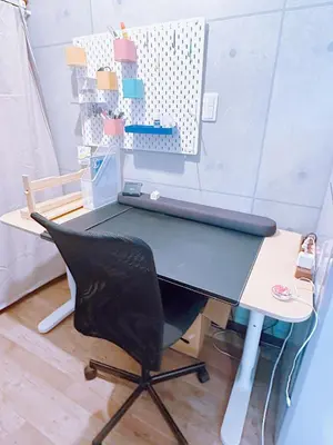 a desk with a chair in a room at \u4e00\u68df\u8cb8\u3057\u5e83\u300570\u5e73\u7c73 \u8cb4\u9802\u5e9c\u90b8 \u897f\u65b0\u4e95 KICYO HOUSE No2 in Tokyo