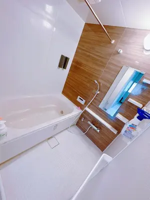 a white bathroom with a tub and a wooden floor at \u4e00\u68df\u8cb8\u3057\u5e83\u300570\u5e73\u7c73 \u8cb4\u9802\u5e9c\u90b8 \u897f\u65b0\u4e95 KICYO HOUSE No2 in Tokyo