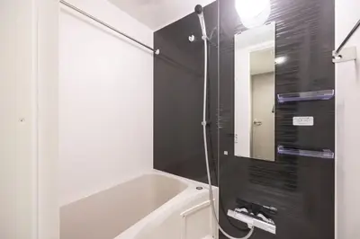 a bathroom with a bath tub and a mirror at \u30a6\u30a7\u30eb\u30b9\u30af\u30a8\u30a2\u30a4\u30ba\u30e0\u6c60\u888b\u30a6\u30a7\u30b9\u30c8 in Tokyo